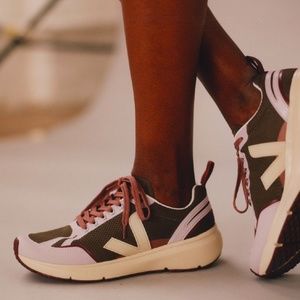 Veja CONDOR 2 ALVEOMESH KAKI PIERRE PARME // never worn & new in box